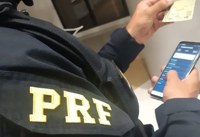 Fazer uso de qualquer papel falsificado ou alterado é crime previsto no art. 304 do Código Penal e tem como pena de 2 a 6 anos de reclusão, e multa.