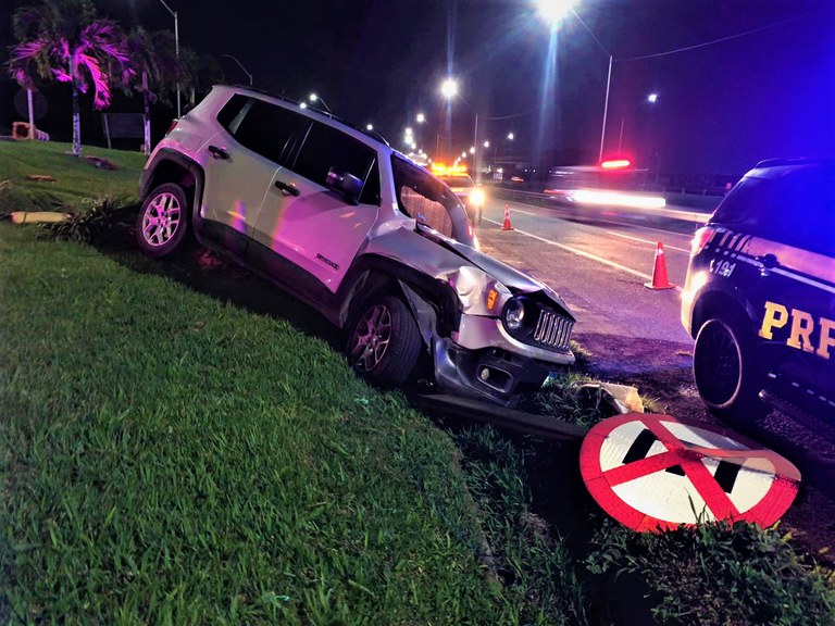 PRF recupera camioneta roubada após motorista fugir de abordagem e causar acidente na BR 324
