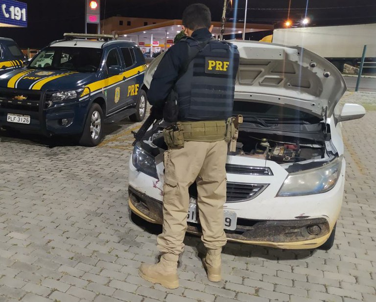 A PRF alerta que ao adquirir um veículo seminovo é importante conhecer a procedência, duvidar de ofertas muito vantajosas e sempre realizar todos os trâmites burocráticos de transferência de propriedade. Essas são dicas importantes para se evitar cair em golpes, ter prejuízos financeiros e ainda responder pela prática do crime de receptação de veículo roubado.