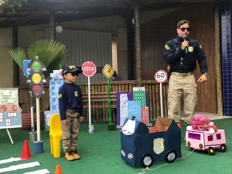 É muito importante e gratificante ensinar esses pequenos sobre o respeito à legislação de trânsito!