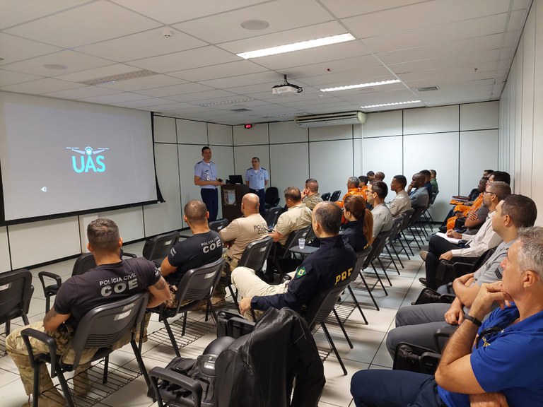 Durante a palestra foram tratados assuntos relacionados a operação de drones em ações de segurança pública, bem como foram disseminados conceitos da cultura aeronáutica, controle do espaço aéreo, seus regulamentos, instruções e normas, que os operadores devem conhecer e seguir.