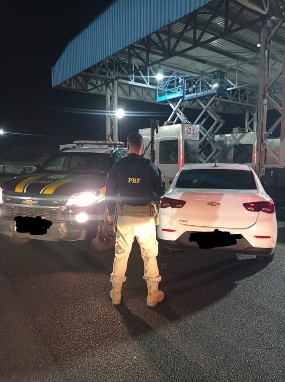 A PRF alerta que ao adquirir um veículo seminovo é importante conhecer a procedência, duvidar de ofertas muito vantajosas e sempre realizar todos os trâmites burocráticos de transferência de propriedade. Essas são dicas importantes para se evitar cair em golpes, ter prejuízos financeiros e ainda responder pela prática do crime de receptação de veículo roubado.