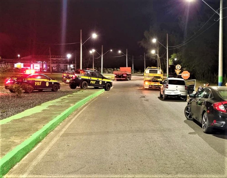 A PRF ressalta se fez uso de bebida alcoólica: não dirija. Nestes casos, pense em utilizar transportes alternativos como os carros de aplicativos, táxis, ônibus. Essas pequenas condutas, além de evitarem multas, podem salvar vidas e tornar a viagem ainda mais segura e tranquila.