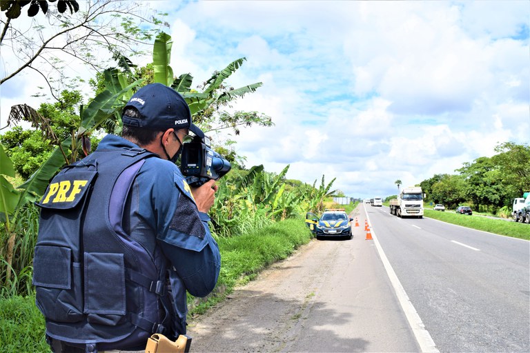 Quando o condutor de um veículo excede o limite indicado para via, ocorre o aumento do tempo necessário para frear, assim como eleva as chances de perder o controle da direção, ampliando os riscos de gerar acidentes graves e óbitos, pois limita a capacidade de se antecipar aos perigos da via.