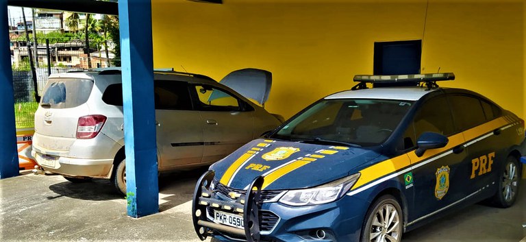 A PRF orienta a população a redobrar a cautela ao realizar compra e venda de veículos através das redes sociais, principalmente quando o preço anunciado está abaixo do preço de tabela. Pagar mais barato em veículos com dívidas pode sujeitar a pessoa a complicações criminais. Havendo dúvidas quanto à procedência, procure uma vistoria cautelar.