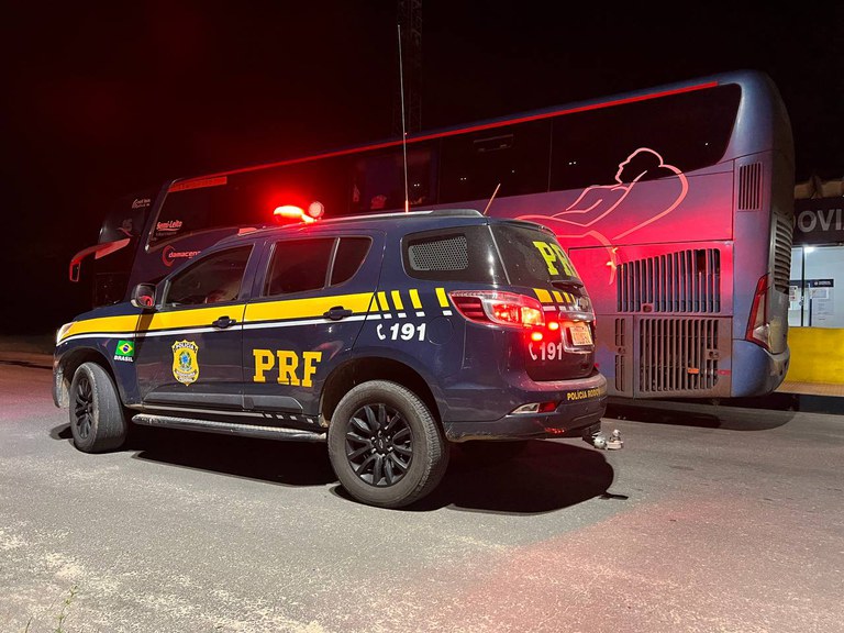 Em Teixeira de Freitas/BA, PRF  apreende ônibus adulterado