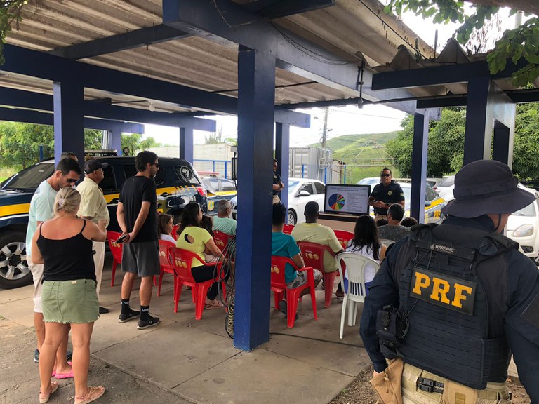 O projeto Cinema Rodoviário da PRF faz parte dessas ações que busca sensibilizar os diversos usuários das rodovias na assimilação de hábitos e atitudes responsáveis no trânsito.