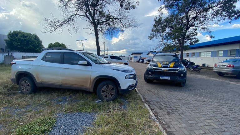  Polícia Rodoviária Federal  recupera caminhonete furtada e prende motorista por crime de receptação. 