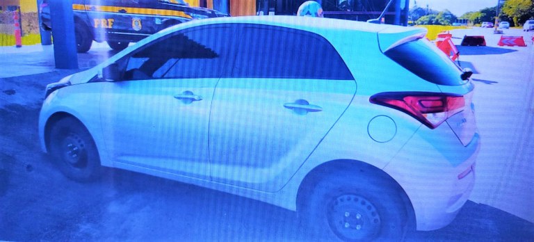 A PRF alerta que ao adquirir um veículo seminovo é importante conhecer a procedência, duvidar de ofertas muito vantajosas e sempre realizar todos os trâmites burocráticos de transferência de propriedade. Essas são dicas importantes para se evitar cair em golpes, ter prejuízos financeiros e ainda responder pela prática do crime de receptação de veículo roubado.