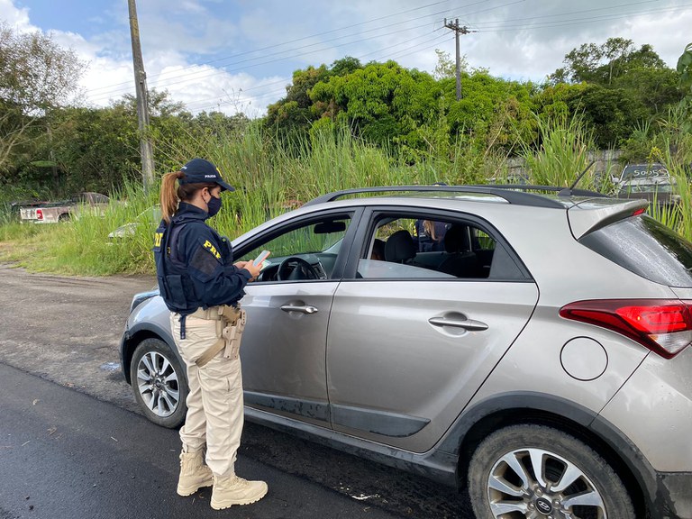 Na Bahia, PRF registra aumento no número de autuações por uso de telefone celular ao volante