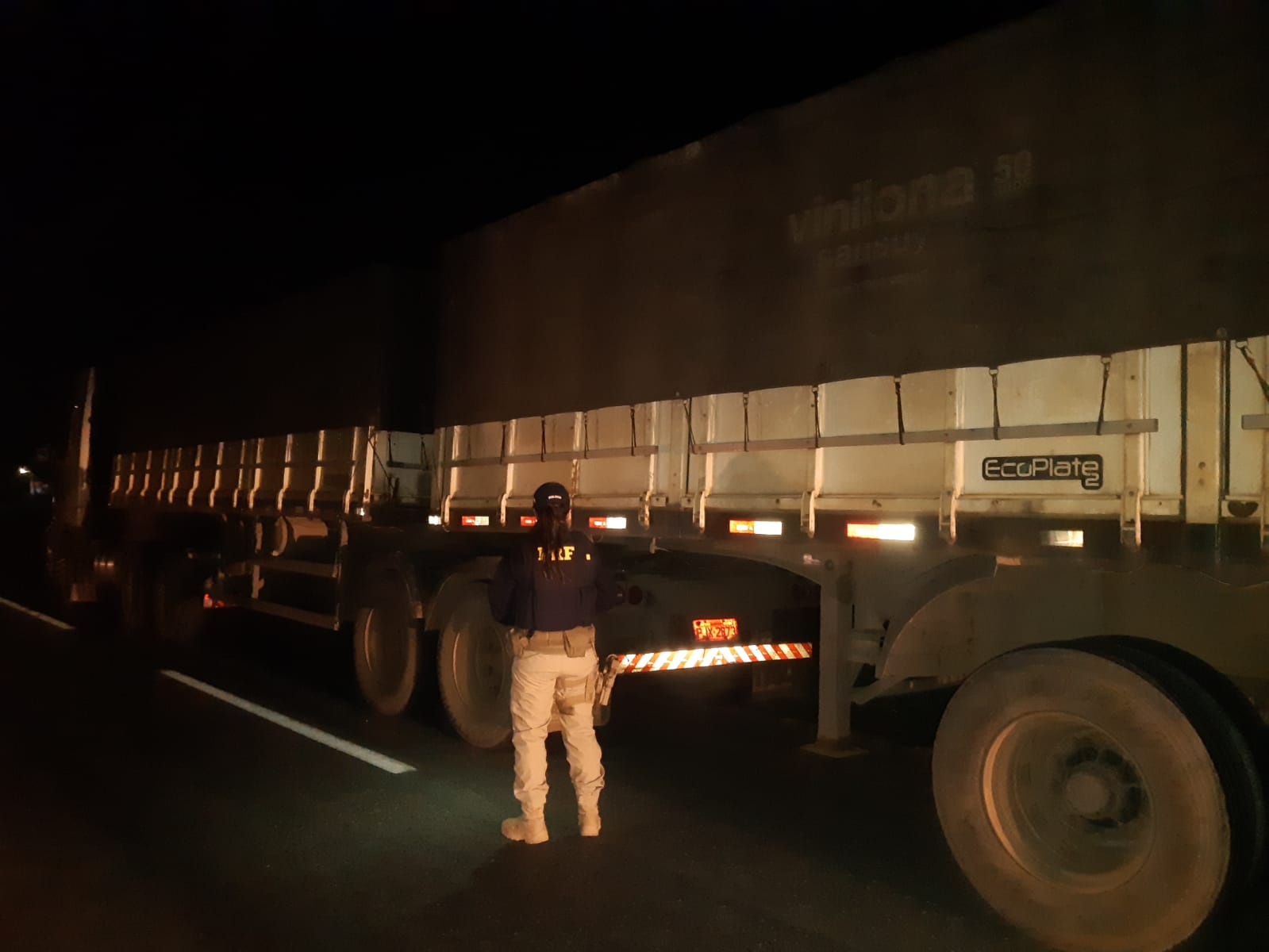 Não há nada de vantajoso trafegar com carga acima do permitido. Essa prática coloca em risco toda a segurança viária, favorecendo acidentes. O caminhão sobrecarregado tem sua velocidade reduzida, que compromete a dirigibilidade e dificulta manobras, tornando maior o perigo de colisões e tombamento de carga.