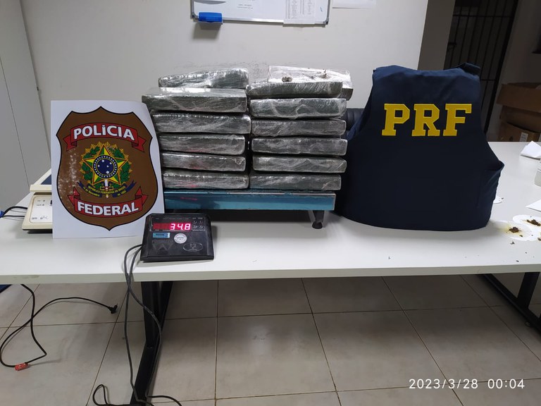 Uma mulher é presa e mais de 34 quilos de maconha são apreendidos pela polícia rodoviária federal em Barreiras 