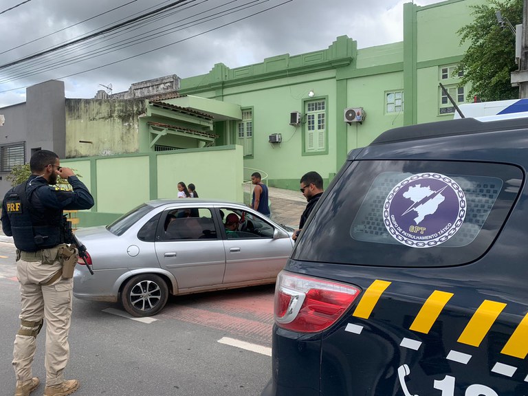 Em 2022, a PRF na Bahia realizou mais de 6.000 atendimentos e auxílios nas mais diversas situações. Essas ocorrências vão desde a simples ajuda ao usuário de uma troca de pneu na rodovia, ou auxílio a uma pane mecânica, como também envolve situações mais complexas como a de salvar a vida de uma pessoa.