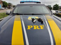 BR 324: PRF prende dois homens e apreendem um adolescente após praticarem assaltos em Candeias com carro roubado