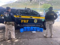 Em Jequié (BA), PRF apreende 58 kg de cocaína em veículo e prende traficante