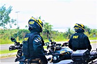 Homem vai para delegacia após PRF identificar adulterações em moto