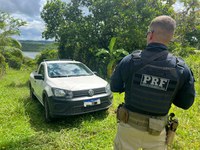 PRF em Simões Filho recupera veículo roubado que foi abandonado em via pública