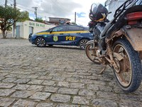 Em Jitaúna (BA), PRF apreende motocicleta furtada