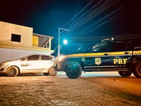 Após desobedecer ordem de parada, veículo roubado é recuperado pela PRF em Poções (BA)