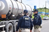 PRF intensifica fiscalização de transporte de produtos perigosos na Bahia