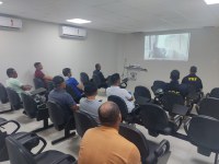 PRF realiza palestra para fornecedores de transporte escolar em Paulo Afonso (BA)