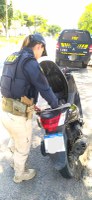 PRF recupera moto furtada durante fiscalização em Eunápolis