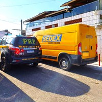 Furgão caracterizado irregularmente como veículo dos Correios é apreendido pela PRF na BR 324