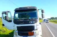 Após assalto e motorista feito refém, caminhão-tanque é recuperado na BR 324