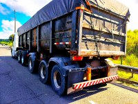 Derramando sulfato de amônio sobre a pista, carreta é retida pela PRF com 10 toneladas de excesso na BR 324