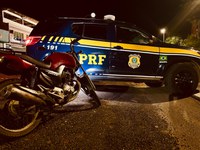 Motocicleta com registro de roubo é recuperada pela PRF na BR-101, em Gandu (BA)