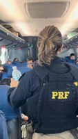 PRF realiza ação educativa em terminal rodoviário de Feira de Santana durante Operação Semana Santa