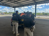 PRF recupera motocicleta roubada transportada em ônibus de turismo em Feira de Santana (BA)