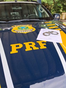 Prisões ocorreram durante fiscalizações de rotina; um dos mandados era por homicídio