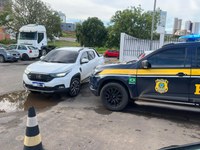 Durante abordagem na BR 135, em Barreiras (BA), PRF recupera veículo furtado