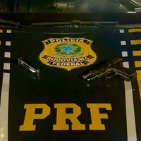 Operação conjunta da PRF e da PCBA resulta na apreensão de arma de fogo e recuperação de carro roubado