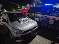 PRF apreende drogas arremessadas por veículo em fuga na BR-324, em Simões Filho (BA)