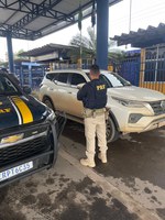 Em fiscalização na BR-242, PRF apreende veículo com registro de roubo