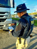 PRF intensifica fiscalização da Lei do Descanso na praça de pedágio de Simões Filho