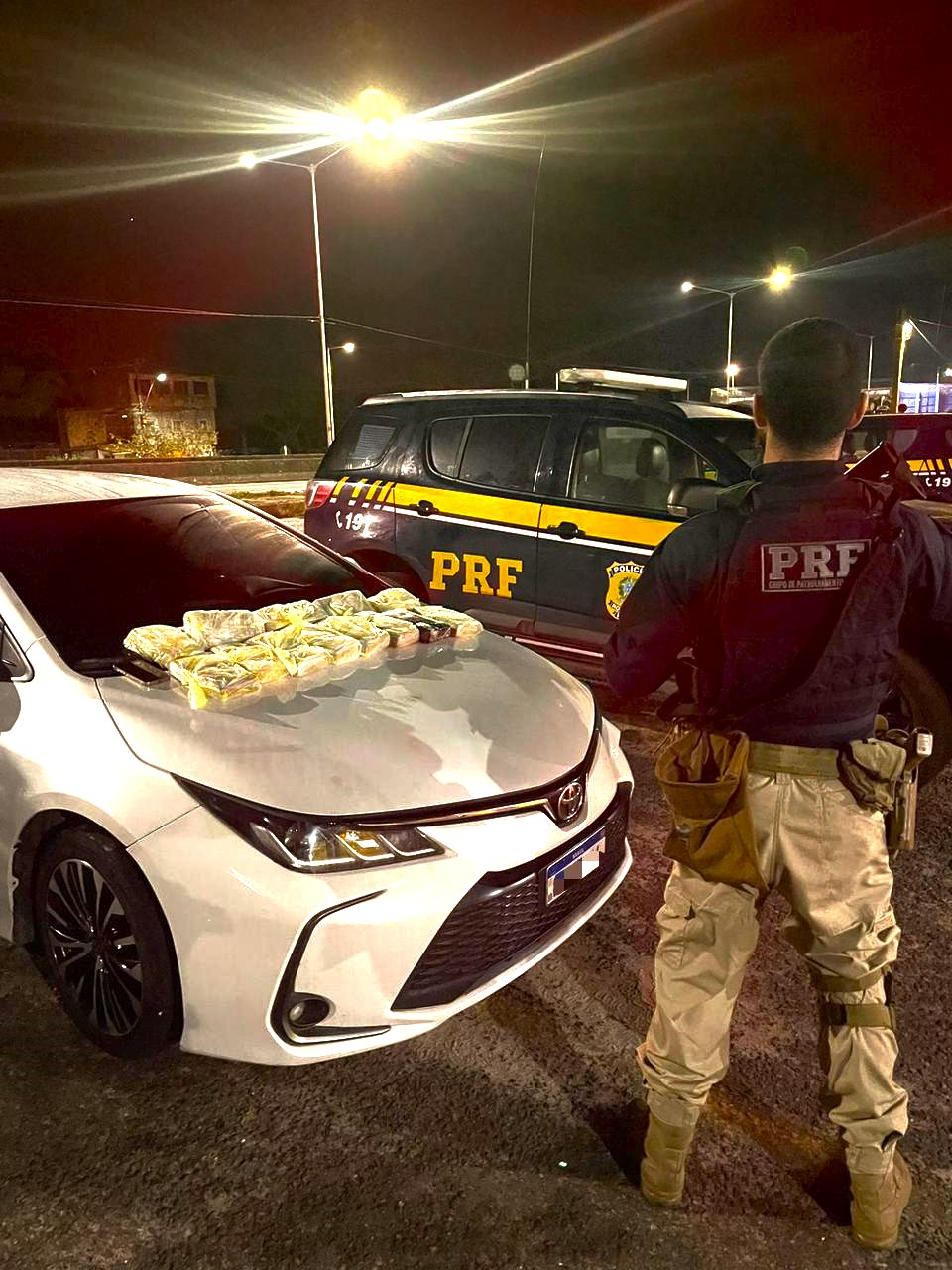 PRF prende traficantes transportando cocaína dentro de Corolla em Simões  Filho (BA) — Polícia Rodoviária Federal