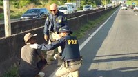 PRF presta auxílio a andarilho na BR 324 em Simões Filho (BA)