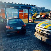 Com licenciamento atrasado desde 2013, idoso coloca placa de moto em carro e acaba detido na BR 324 em Simões Filho (BA)