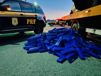 PRF apreende 400 kg de maconha em veículo que empreendeu fuga na BR-116, em Jequié (BA)