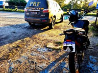 PRF detém homem com moto adulterada na BR 324 em Salvador
