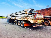 PRF flagra carreta transportando carga de 50 toneladas com risco de queda, excesso de peso e com problemas no freio em Simões Filho (BA)