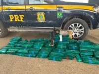 PRF apreende 132 quilos de drogas e fuzil durante fiscalização na BR-116, em Feira de Santana (BA)