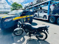 PRF recupera motocicleta com registro de furto transportada em cegonha na BR-116, em Jequié (BA)