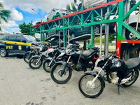 Em Jequié (BA), PRF intercepta cegonha com 5 motos furtadas
