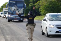 Homem é preso com documento falso e tem mandados por homicídio e roubo cumpridos na BR-116, em Vitória da Conquista