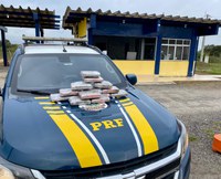 PRF apreende 8 kg de maconha em ônibus na BR 116, em Poções (BA)