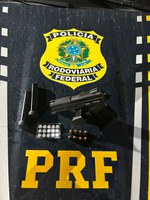 PRF apreende arma de fogo e anfetaminas durante fiscalização em Seabra (BA)